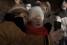 在中央大街，斗熊、唱歌与对抗遗忘图片