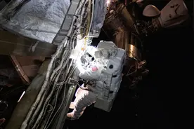 滞留太空的美宇航员进行太空行走图片