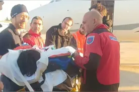 😭博主：郭嘉璇爸爸眼泪快流干了，他甚至给医生下跪求不要拔管图片