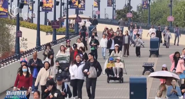 上海人一脸震惊！这几天怎么了？迪士尼门票售罄，早上5点起排队！全市多景点被挤爆