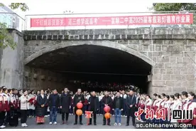 自贡富顺：高三学子手作花灯点亮涵洞图片