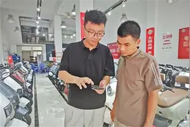 在电动车铺里，年轻镇干部学到什么（干部状态新观察·走进一线探作风）图片