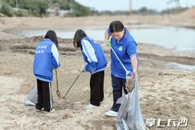守护绿水青山蓝天白云，环保志愿者国庆服务忙图片