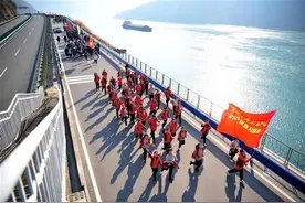 湖北宜昌：G348三峡公路通车，江畔奔跑迎新春图片
