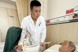 七旬老人三指离断，医生经6个小时连夜手术成功再植图片