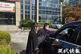 飞石砸坏挡风玻璃，高速公路管理方赔偿810元图片