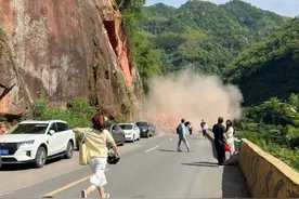 突发！山体塌方车辆被埋，景区回应图片