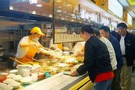 早7晚8，北外滩社区长者食堂首店开业图片