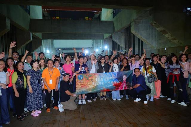 香港百人团畅游宜昌    TVB女星带队品肥鱼访三峡