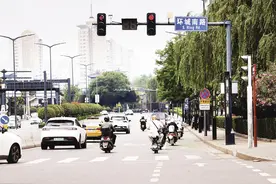 闯红灯、随意变道、逆行…… “小电驴”违规如何治理？图片