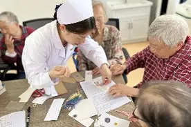 住院老人徜徉书海，“世界读书日”医患共享书香生活图片