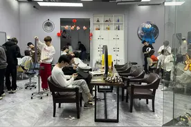 Tony老师忙不停！龙年“龙抬头”理发店人气爆棚，广州理发搜索量同比增长106%｜热财经图片