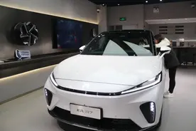 上海本轮纯电动绿牌免费赠送政策月底结束，车企纷纷促销图片