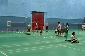 预约火爆！羽毛球运动升温，济南部分羽毛球馆涨价但仍一场难求图片