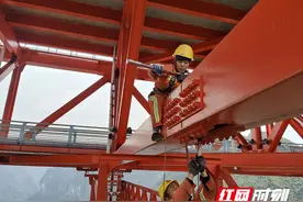 矮寨大桥全桥螺栓进行“体检治病”图片