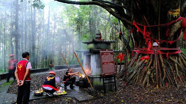 秋雨难挡佤乡情！腾冲佤族同胞与游客欢庆新米节