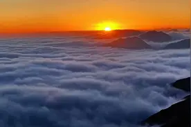 在拉脊山邂逅日出云海图片