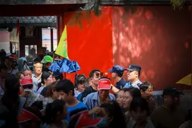 颐和园暑期日均游客量近10万，民警全力做好服务保障图片