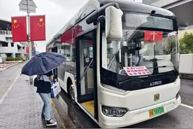 为F1H2O上海大奖赛决赛日保障，公交短驳车让观赛市民“无缝换乘”交通无忧图片