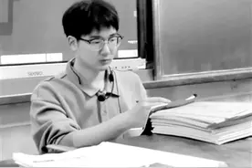 小伙19岁时回中学母校教物理 “想成为像我老师一样的老师”图片