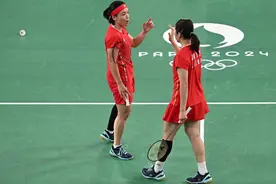 “凡尘组合”战胜“00后”队友，中国队包揽羽毛球女双金银牌！图片