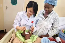 爱与坚守创造生命奇迹！超早产的非洲“巴掌宝宝”成功闯关出院图片