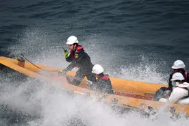 “90后”的她被船长“赶”下船，却因此成为中国首位远洋公务船女船长图片