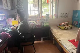 单亲妈妈陪读16年，长沙轮椅男孩考研上岸：希望试着一个人生活，不想让妈妈那么累图片