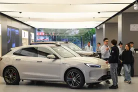 外牌旧车置换也能获补贴！刷到新闻后，消费者放下碗筷赶去约试驾图片