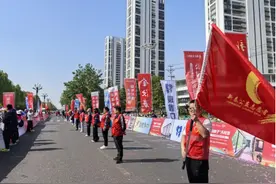 新泰市260余名志愿者助力温度赛事图片