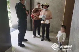 女子错过公交车与老人小孩走散 昆明特警暖心救助图片