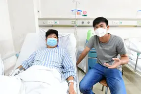 退休大叔带伤救下落水小伙，如今两人成亲人|广东省见义勇为英雄模范风采图片