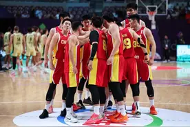 🏀亚洲杯-中国男篮决赛1分憾负澳大利亚 亚军创十年来最好成绩图片