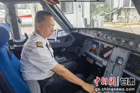 东航“功勋飞行员”：一杆一舵保障三十八载飞行图片