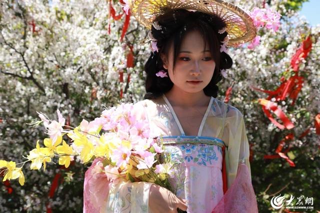 海棠映岱宗 汉服耀山巅 封禅12花神与百名汉服爱好者齐聚泰山巡游