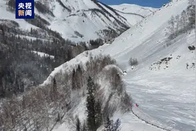 新疆阿勒泰喀纳斯景区禾木村贾登峪下山道路打通图片