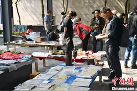 全国近300名收藏家携藏品在成都摆摊交流图片