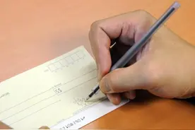 用可擦墨水笔写支票篡改收款人，新加坡一女子转走公司二十几万元图片