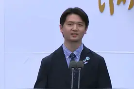 看到刘楚昕更换社交媒体的封面后，我决定采访他时只聊他的小说图片