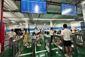 浙江一学校地下停车场接娃模式火了！网友：请出示你的“取孩码”图片