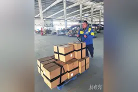 晚报观察丨年货下单不怕晚 春节快递不停歇图片