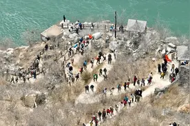 排队爬山 古路村的流量密码还能维持多久……图片