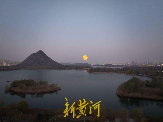 湖光月色！济南华山湖畔赏红月凌空