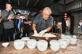 湖南汨罗长乐甜酒飘香海内外 海外华媒聚焦“甜蜜产业”图片