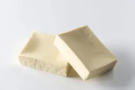 夫妻联合一名工人制作“毒豆腐”卖至超市获利近300元，3人均获刑图片