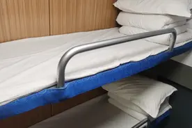 女乘客购票默认上铺？12306回应图片