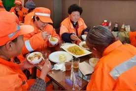 暖胃更暖心！爱心餐厅免费请环卫工吃午餐图片