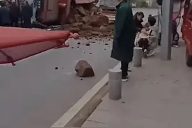 重庆一渣土车侧翻致小车被掩埋？多方到场处置，事件调查中图片