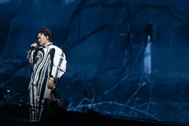 陈奕迅杭州站半程唱完，网友眼红：杭州歌迷“吃太好了吧”！图片