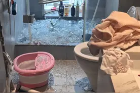 洗澡时突然爆炸，00后女生手筋被切断，多处缝针！家家户户都有它！快自查→图片